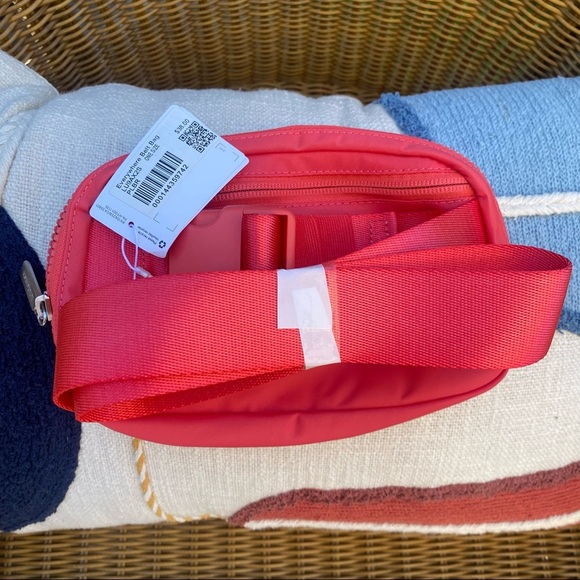 Lululemon Everywhere Belt Bag Pale Raspberry NWT - Picture 3 of 6